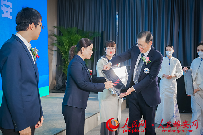 圖為趙豐東為首批“無廢細(xì)胞”創(chuàng)建示范單位獲得者授牌。雄安新區(qū)生態(tài)環(huán)境局供圖