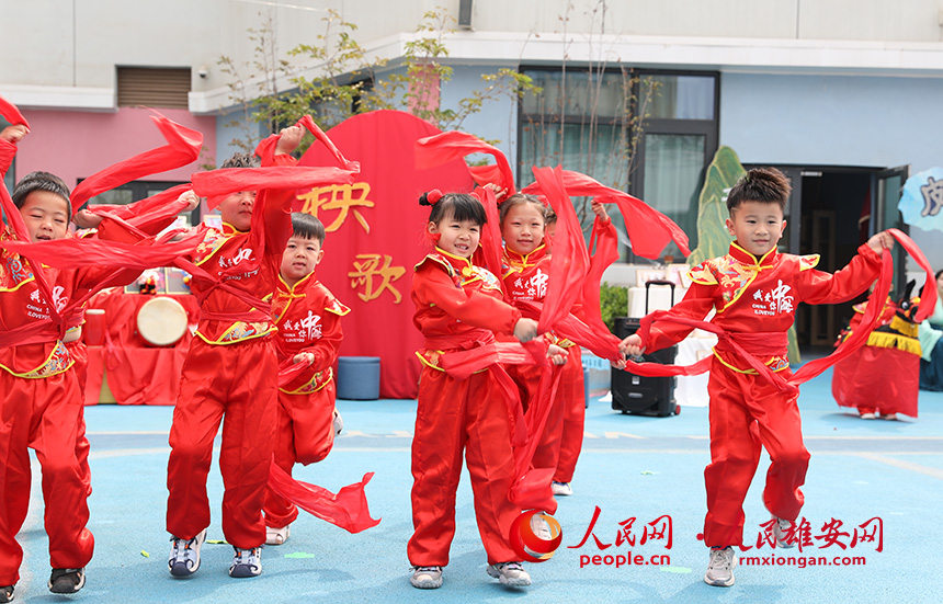 5月31日，雄安容和樂安幼兒園舉辦傳統文化游園活動?；顒友埩诵郯伯數胤沁z文化傳承人走進幼兒園，與孩子和家長交流互動。通過現場接觸非遺項目，讓孩子們零距離認識非遺、熟悉非遺，感受非遺之美。人民網 李兆民攝